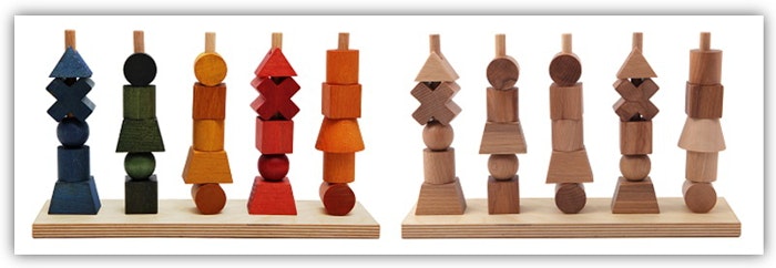 Steckspiel in bunt oder naturbelassen Zwei Speckspiele von Wooden Story nebeneinander: Eins mit bunten Holzbausteinen, das andere aus naturbelassenem Holz