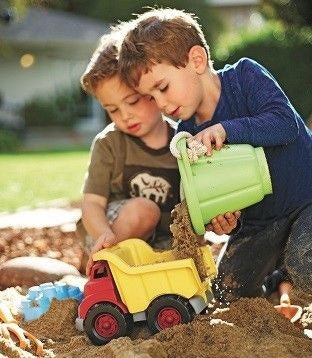 Gemeinsam im Sand spielen Zwei Jungen spielen gemeinsam im Sand