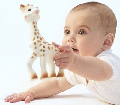 Baby mit Öko Beissring Sophie la girafe aus Naturkautschuk - getestet