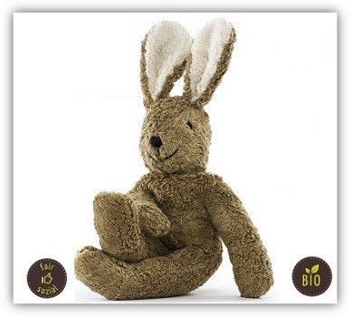 Senger Kuscheltier-Hase brauner Kuscheltier-Hase vor weißem Hintergrund. zwei Siegel "fair und sozial" und "Bio"