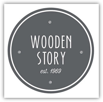 Logo Wooden Story Das Logo von der Marke Wooden Story. Ein grauer Kreis mit der weißen Inschrift Wooden Story est. 1969