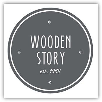 Das Logo von der Marke Wooden Story. Ein grauer Kreis mit der weißen Inschrift Wooden Story est. 1969