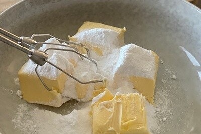 Butter und Puderzucker vermengen Butter und Puderzucker vermengen