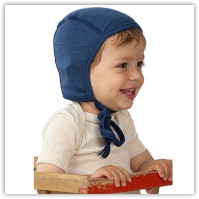 Dieses blaue Erstlingshäubchen ist aus Wolle & Seide Kind mit blauen Erstlingshäubchen von Cosilana