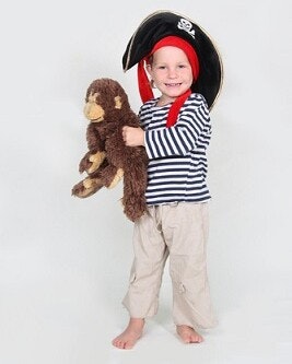 Kind im einfachen Piratenkostüm Kind im einfachen Piratenkostüm: gestreifter Pullover, Piratenhut, Affe in der Hand