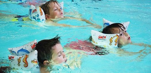 Kinder schwimmen mit Schlori Schwimmkissen