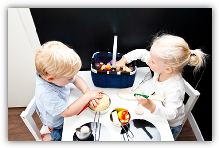Zusammen den Alltag nachspielen 2 Kinder spielen kochen