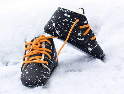 Ein Paar Lauflernschuhe aufgestellt im Schnee Ein Paar Lauflernschuhe aufgestellt im Schnee
