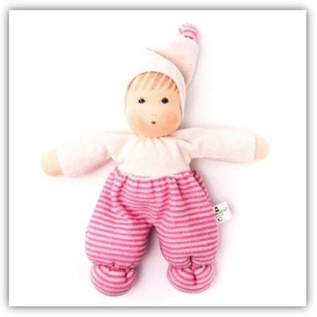 Nanchen Stoffpuppe Eine Stoffpuppe mit dezent aufgemalten Gesicht, aufgemalten Haaren und einer Zipfelmütze auf.