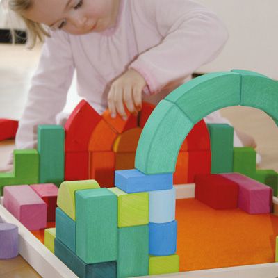 Kind spielt mit Grimm's Baukästen
