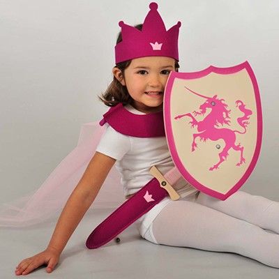 Kleine Prinzessin mit Schwert und Schild aus Holz