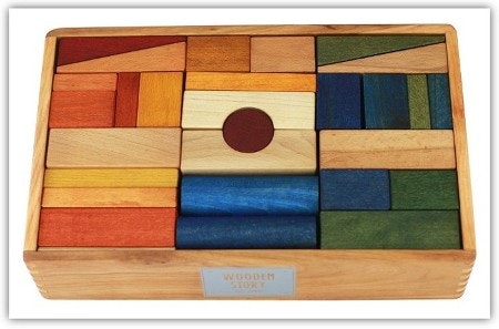 Naturbelassene und bunte Holzbausteine von Wooden Stories Naturbelassene und bunte Holzbausteine nebeneinander