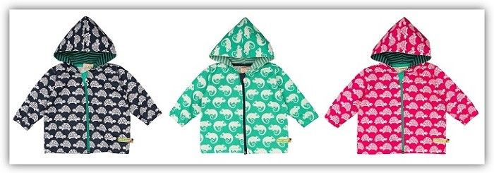 Produktfotos von 3 Regenjacken (blau-weißes Schildkröten-Muster, türkis-weißes Chamäleon-Muster & pink-weißes Schildkröten-Muster)