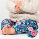 Vorschaubild Lockere Interlock Babyhose Blumen