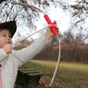 Vorschaubild Minibogen aus Holz mit 3 roten Pfeilen 70 cm Bogen 5-7 Jahre