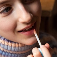 Bio Lipgloss für Kinder in Glitzer Rosa mit Pfirsichduft