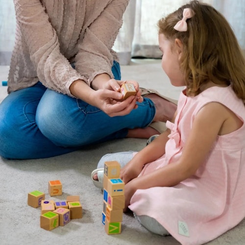 80 Holzbausteine mit Motiven und Buchstaben