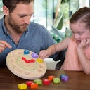 Vorschaubild Lernuhr aus Holz mit Zahlenpuzzle