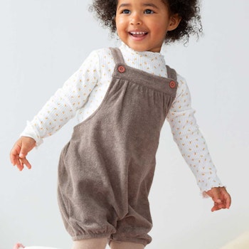 Kurze Frottee Latzhose in taupe