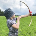 Vorschaubild Minibogen aus Holz mit 3 roten Pfeilen 70 cm Bogen 5-7 Jahre
