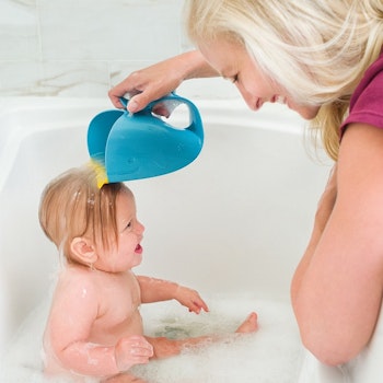 Helfer für tränenfreies Kinder Haare Waschen blau