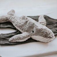 Kleiner Wal Kuscheltier & Wärmekissen mit Traubenkernen 38 cm