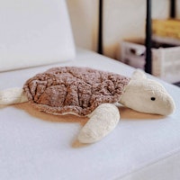 Kleine Schildkröte mit Traubenkernfüllung altrosa