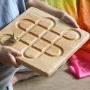 Vorschaubild 10 bunte Holzreisel mit Kreiselbrett 25 x 25 cm