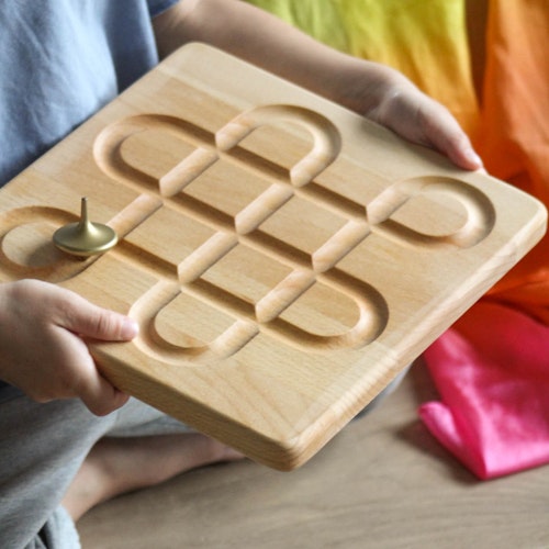 10 bunte Holzreisel mit Kreiselbrett 25 x 25 cm