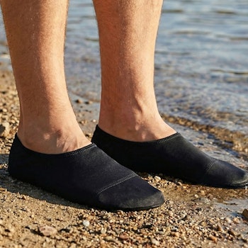 Badeschuhe uni schwarz - rutschfest & UV 50+