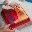 Vorschaubild Bauspiel rot 8 Teile im Rahmen 18,6 x 18,6 cm