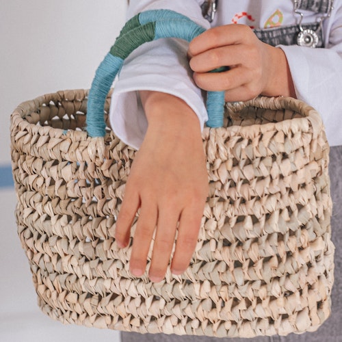 Handgefertigter Einkaufskorb aus Palmblättern grün