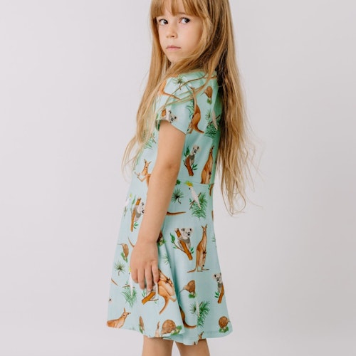 Ausgestelltes Kurzarmkleid australische Tiere hellblau