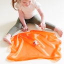 Vorschaubild Spieltuch Seide orange klein 53 x 53 cm