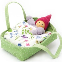 Wichtel im grünen Blütenbett