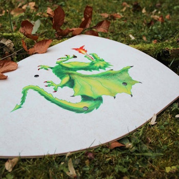 Ritterschild aus Holz mit Drachen-Motiv