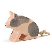 Ferkel gefleckt Holzfigur sitzend 4,5 cm hoch