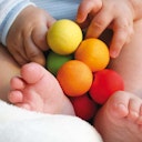 Vorschaubild Holz Babyspielzeug Kugelgreifling bunt