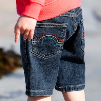 Bequeme Jeansshorts mit bunten Bündchen