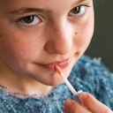 Vorschaubild Bio Lipgloss für Kinder in Glitzer Rosa mit Pfirsichduft