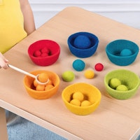 Farbsortierspiel mit 6 Schalen aus Wollfilz und Zubehör