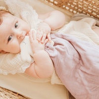 Beißring aus Naturkautschuk mit Schmusetuch rose