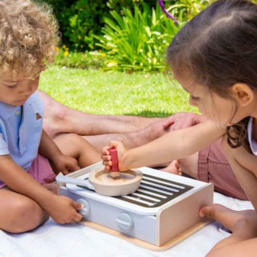 Kleine Spielküche und Grill aus Holz