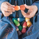 Vorschaubild Rainbow Tomtens – 6 bunte Holzfiguren ab 12 Monaten