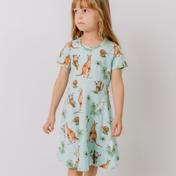 Ausgestelltes Kurzarmkleid australische Tiere hellblau