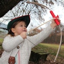 Vorschaubild Minibogen aus Holz mit 3 roten Pfeilen 70 cm Bogen 5-7 Jahre