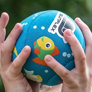 Kleiner wasserfester Softball ab 3 Jahren 8 cm