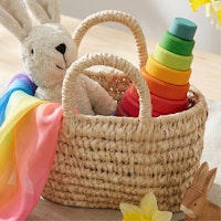 Handgefertigter Osterkorb aus Palmblättern natur