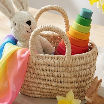 Handgefertigter Osterkorb aus Palmblättern natur