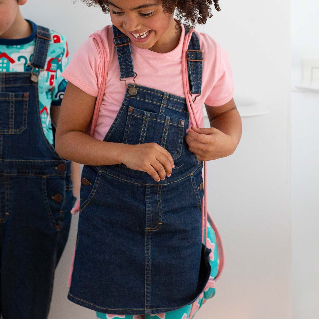 Jeanskleid mit Latzträgern